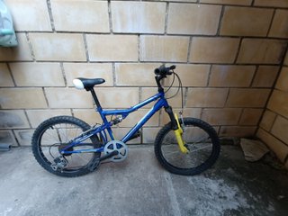 Bicicleta infantil azul y amarilla