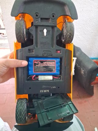 Coche de juguete amarillo