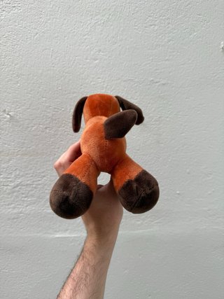 Peluche perro marrón y blanco