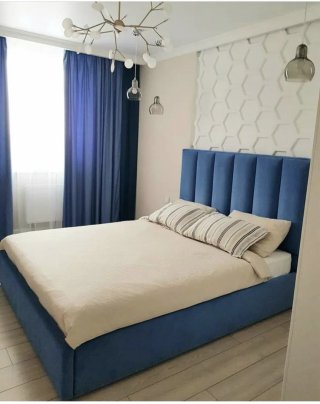 Cama y cabecero tapizado gris