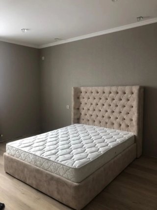 Cama y cabecero tapizado gris