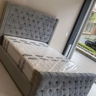 Cama y cabecero tapizado gris