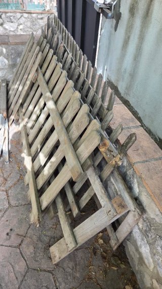 Valla de madera y estacas metálicas