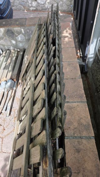 Valla de madera y estacas metálicas