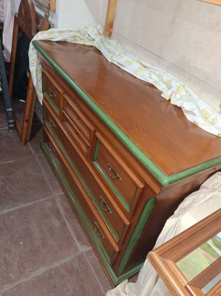 Cómoda de madera maciza con detalles verdes