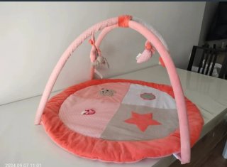Parque infantil con peluches y espejo