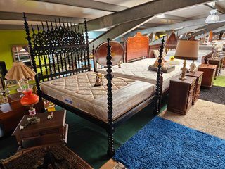 Cama antiga de bilros em madeira maciça