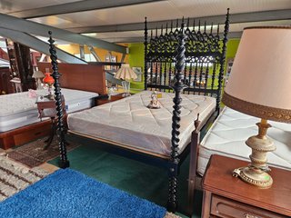 Cama antiga de bilros em madeira maciça