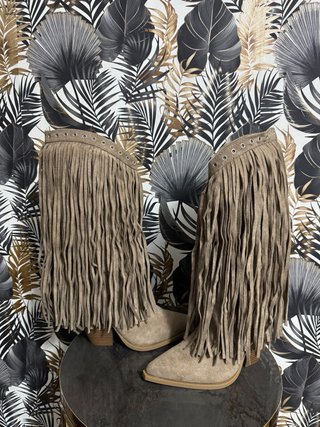 Botas camperas beige con flecos