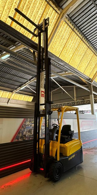 CARRETILLA ELEVADORA 1600 KG BATERIA NUEVA