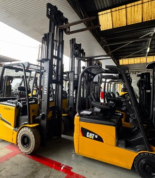 CARRETILLA ELEVADORA 1600 KG BATERIA NUEVA