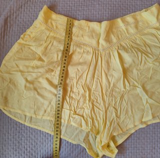 Pantalón corto amarillo mujer