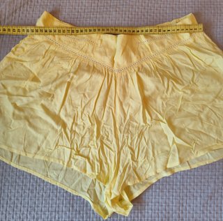 Pantalón corto amarillo mujer