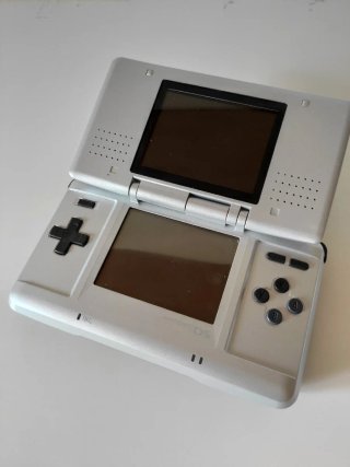 Nintendo DS + 4 Juegos Mario Kart y Brain Training