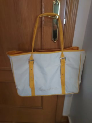 Bolsos de playa naranja, azul y blanco