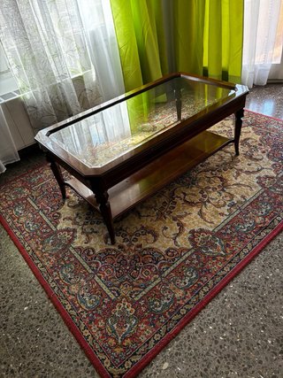 Mesa centro cristal y madera y alfombra