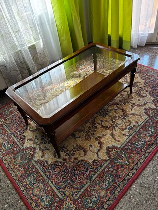 Mesa centro cristal y madera y alfombra