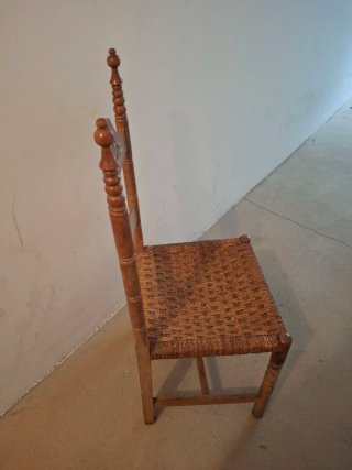 Silla rústica de madera con asiento de yute