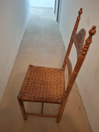 Silla rústica de madera con asiento de yute
