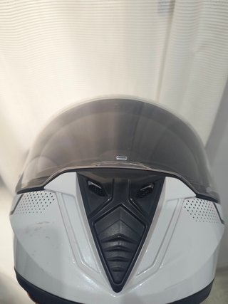 Casco de moto blanco con visera tintera