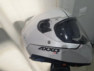 Casco de moto blanco con visera tintera