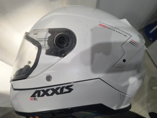 Casco de moto blanco con visera tintera