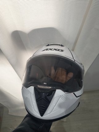 Casco de moto blanco con visera tintera