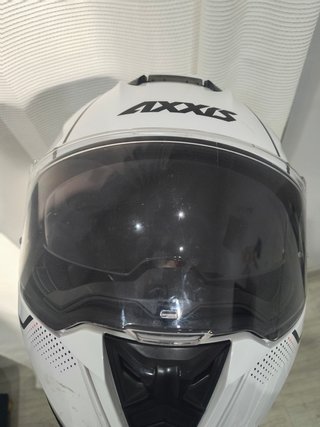Casco de moto blanco con visera tintera