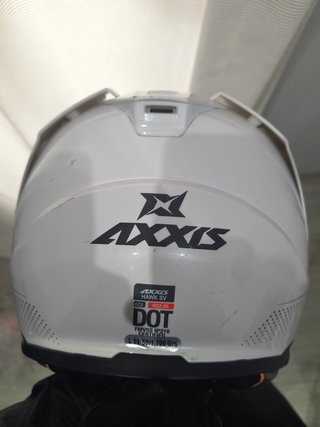 Casco de moto blanco con visera tintera