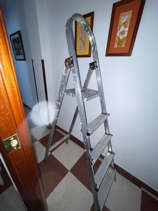 Escalera metálica plegable