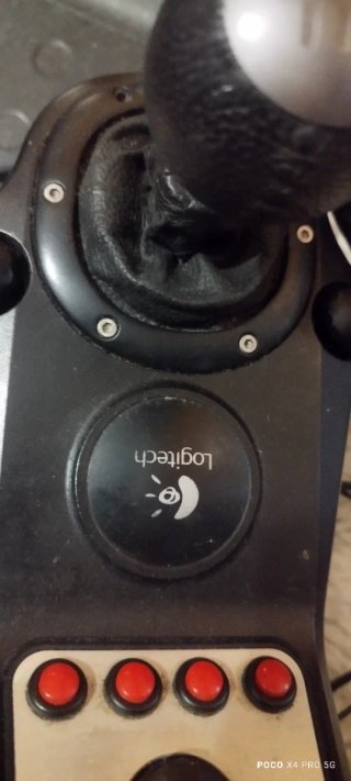 Volante Logitech G27 con pedales y palanca