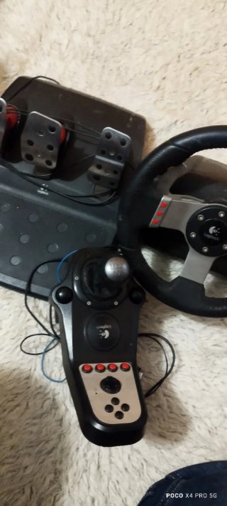 Volante Logitech G27 con pedales y palanca