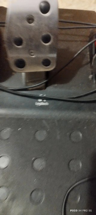 Volante Logitech G27 con pedales y palanca