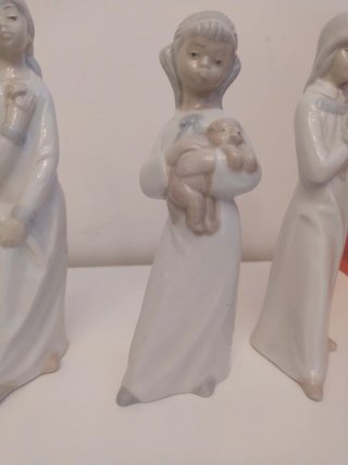 Figuras de porcelana de niñas con muñecos