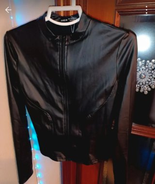 Cazadora SHEIN efecto látex negra