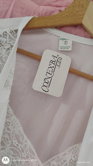 Bata y picardías de encaje blanco