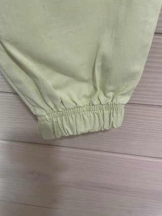 Pantalón cargo Bershka color lima T.34