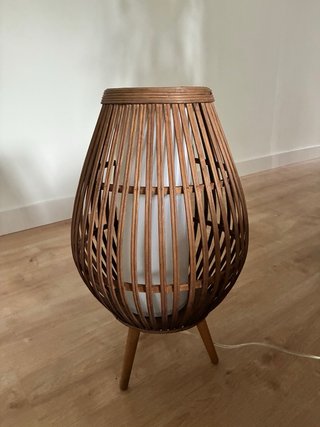 Lámpara de pie de bambú y madera