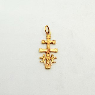 Cruz Caravaca de oro de 18k, 2.1 g.