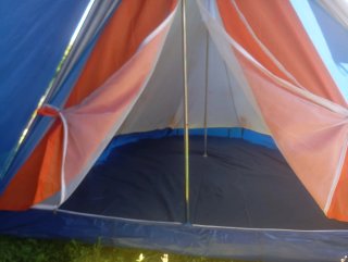 Tienda acampada en perfecto estado