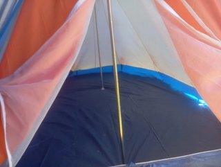 Tienda acampada en perfecto estado