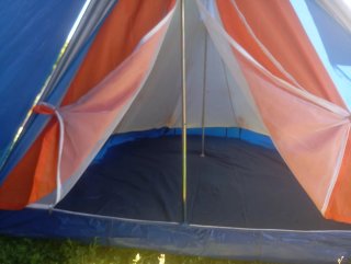 Tienda acampada en perfecto estado