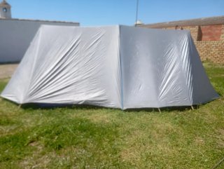 Tienda acampada en perfecto estado