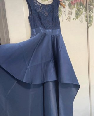 Vestido azul de fiesta con encaje