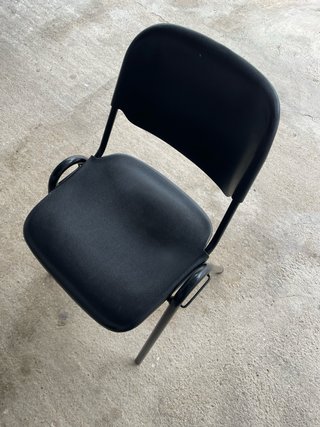 16 sillas de oficina apilables negras