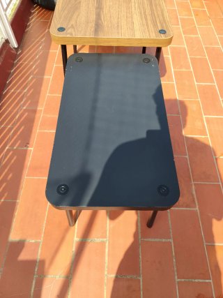 Mesas auxiliares (negras y marrones)