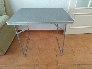 Mesa plegable gris y blanca