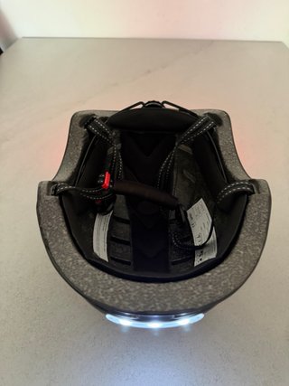 Casco Negro con Luces LED Traseras