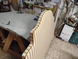 Cabecero tapizado beige y dorado