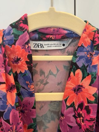 Blusa Zara floral manga larga talla XS